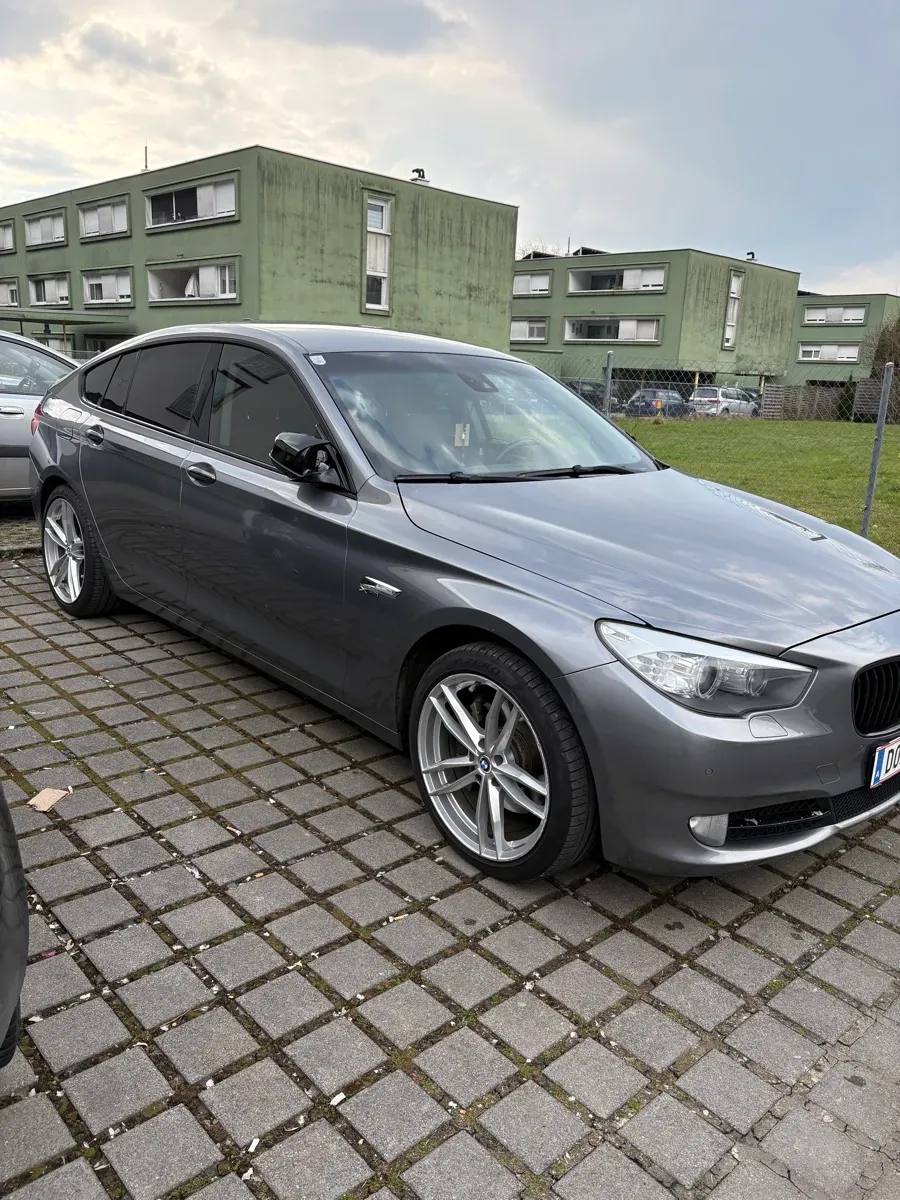 BMW 5 Series 2010 photo 2