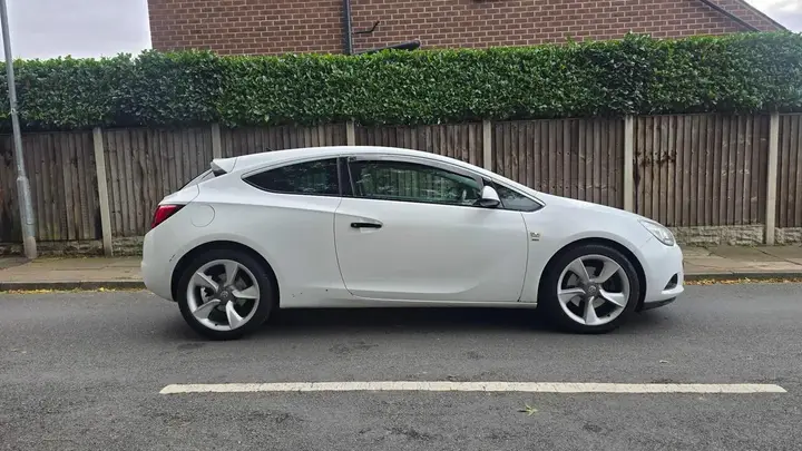 Vauxhall Astra Gtc 2014 photo 2