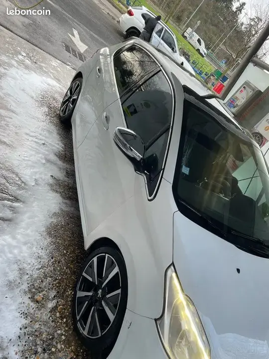 Peugeot 208 2012 photo 3