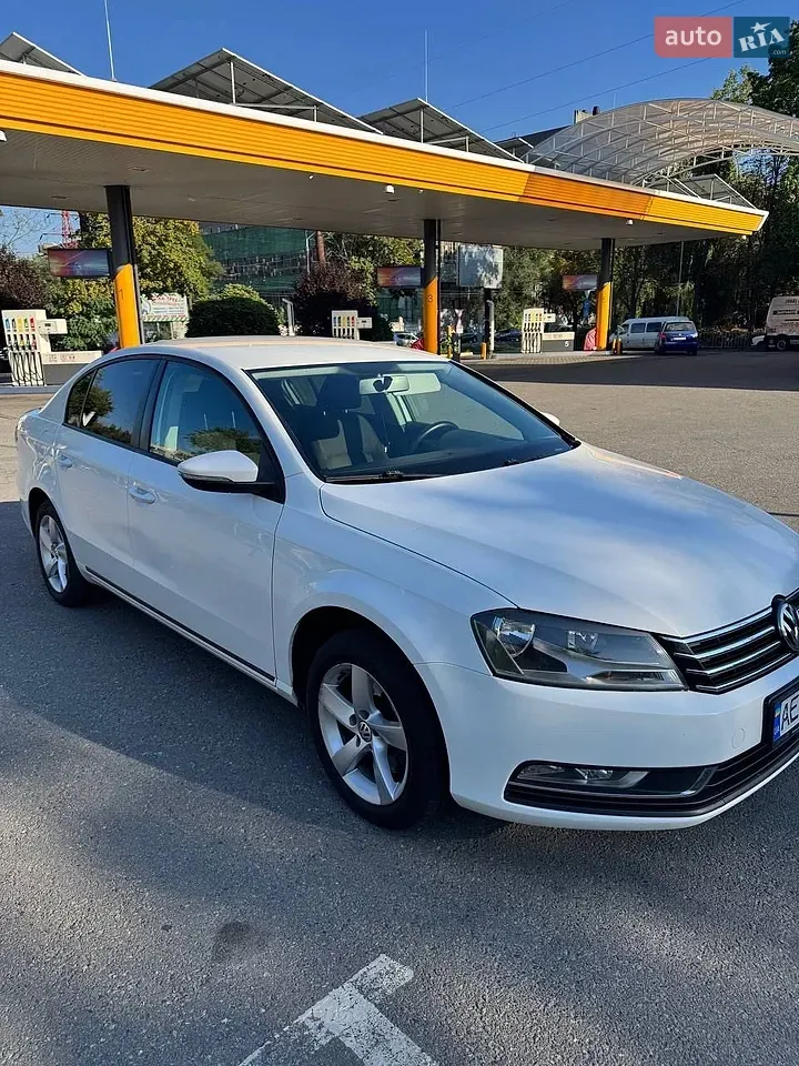 Volkswagen Passat 2012 photo 2