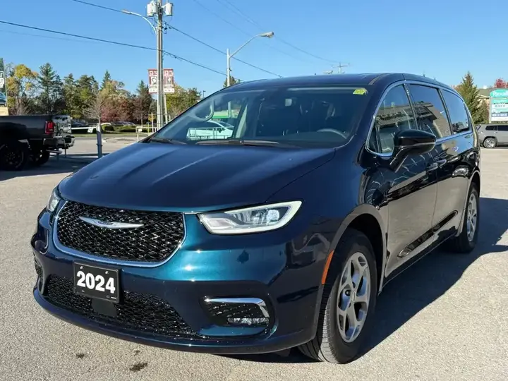 Chrysler Pacifica 2024 photo 3