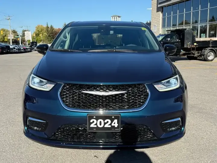 Chrysler Pacifica 2024 photo 2