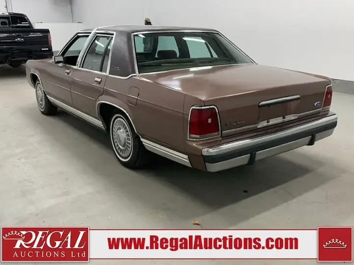 Ford Crown Victoria 1989 photo 4
