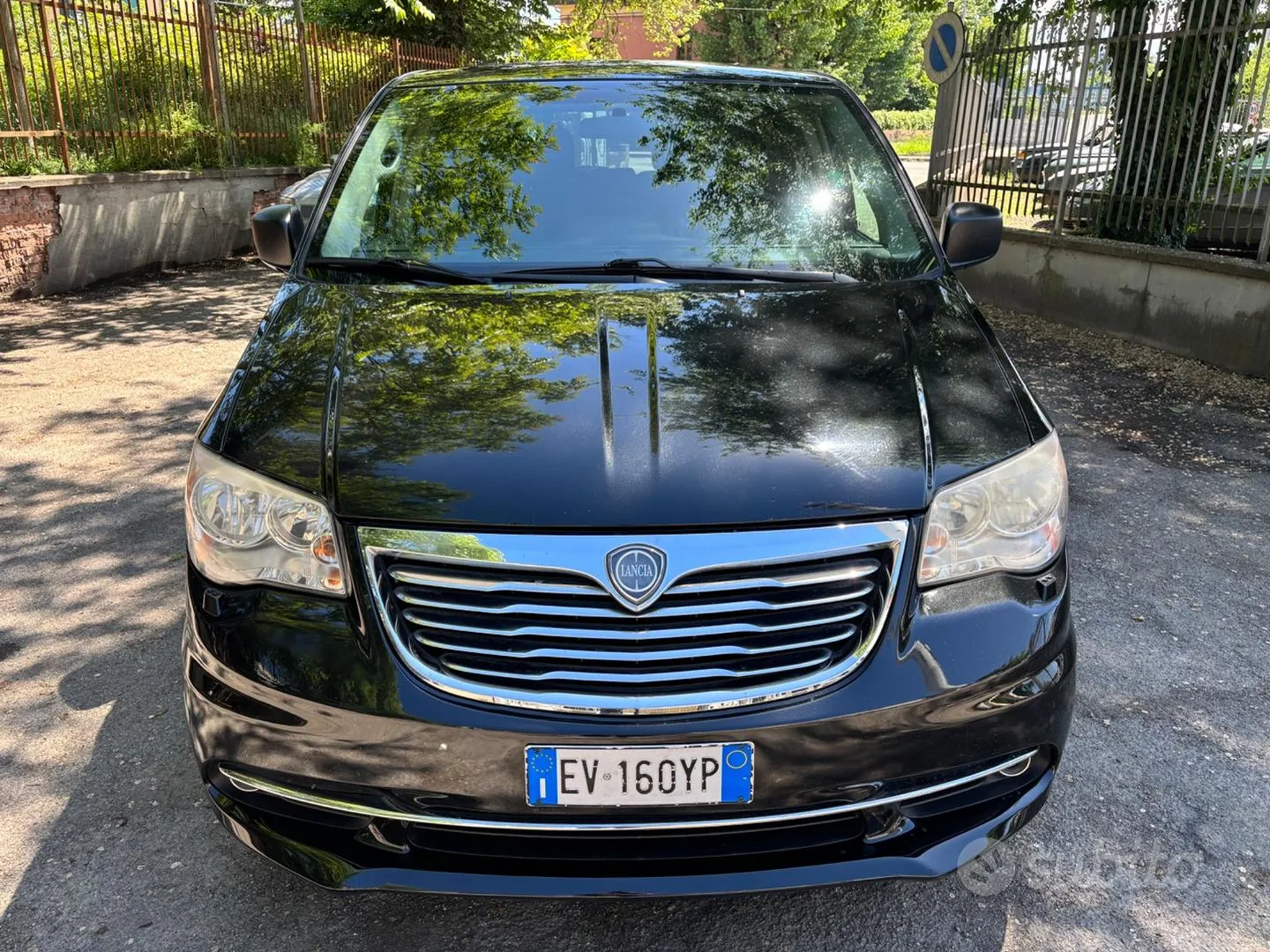 Lancia Voyager 2014 photo 2
