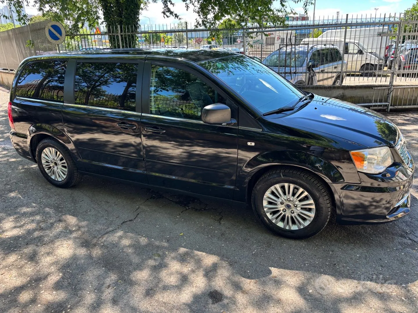 Lancia Voyager 2014 photo 4