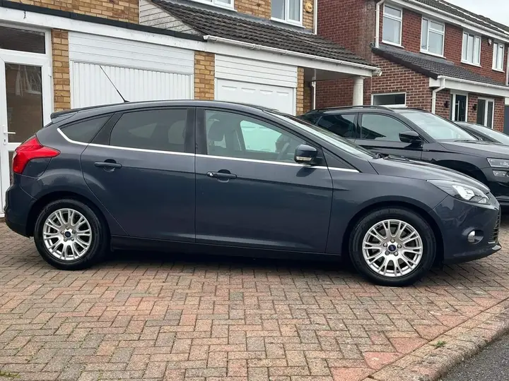 Ford Focus 2011 photo 2