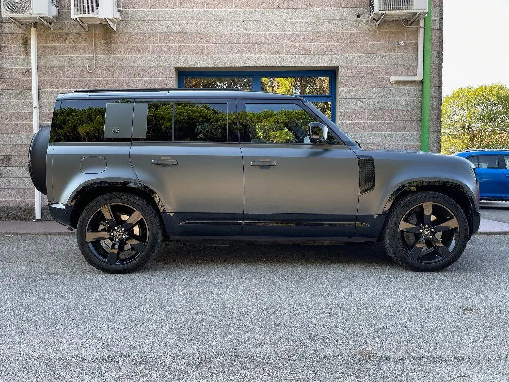 Land Rover Defender 2023 photo 2