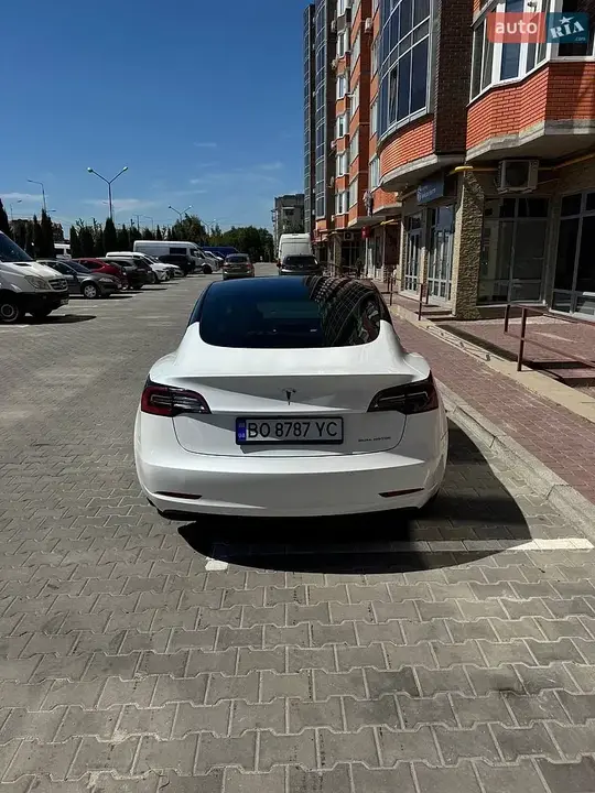Tesla Model 3 2022 photo 3