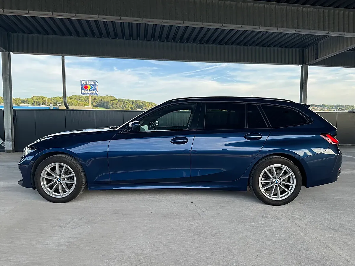 BMW 3 Series 2023 photo 3