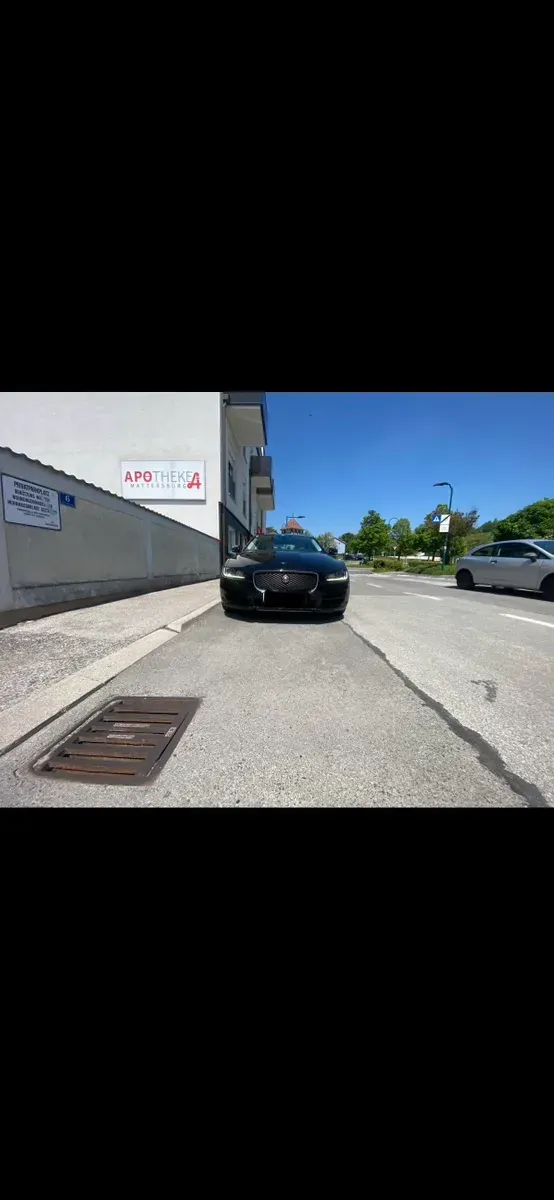 Jaguar Xe 2017 photo 2