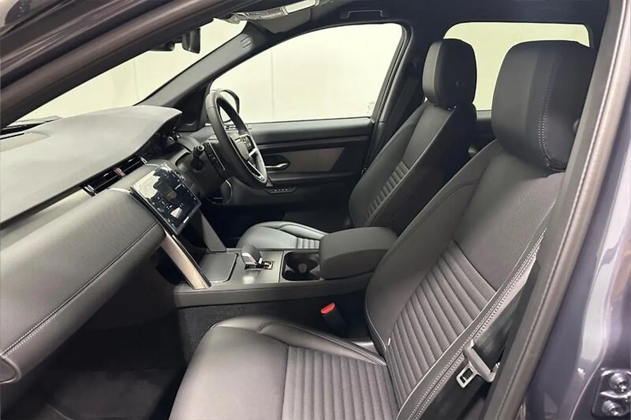 Land Rover Discovery Sport 2026 photo 3