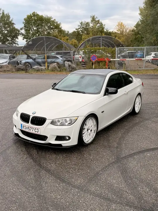 BMW 3 Series 2011 photo 3
