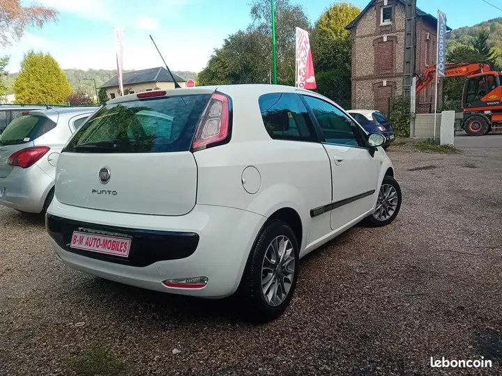 Fiat Punto 2011 photo 3