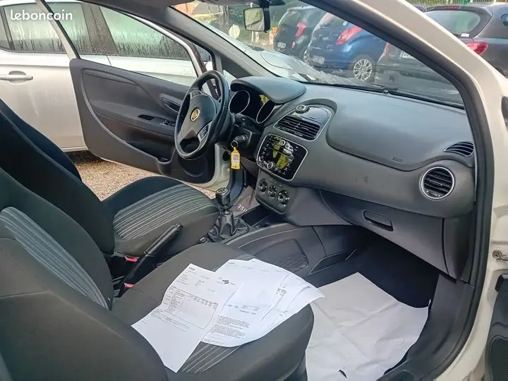 Fiat Punto 2011 photo 4