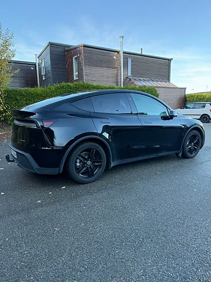 Tesla Model Y 2025 photo 4