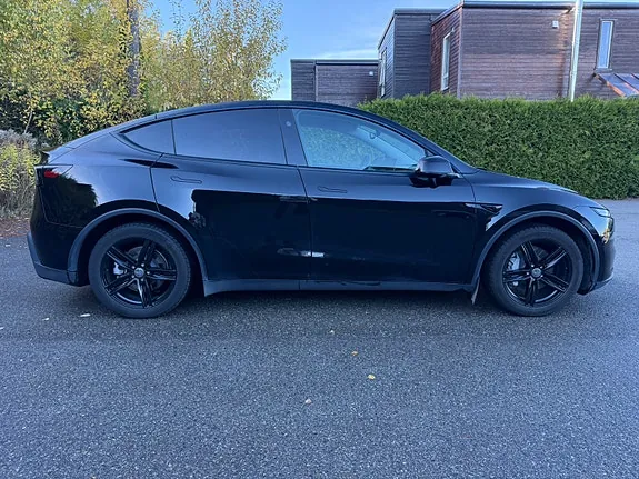 Tesla Model Y 2025 photo 3