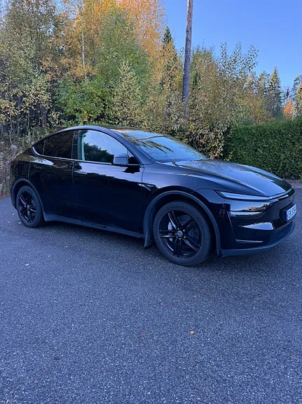 Tesla Model Y 2025 photo 2
