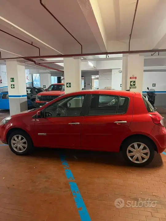 Renault Clio 2010 photo 2