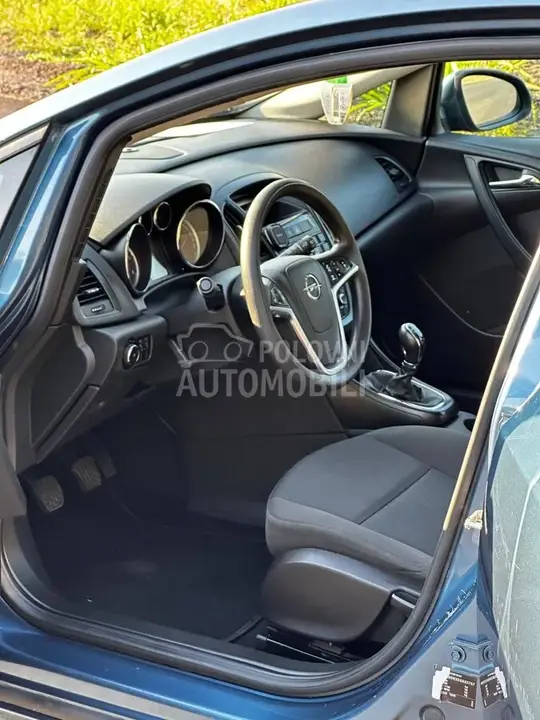 Opel Astra J 2012 photo 3