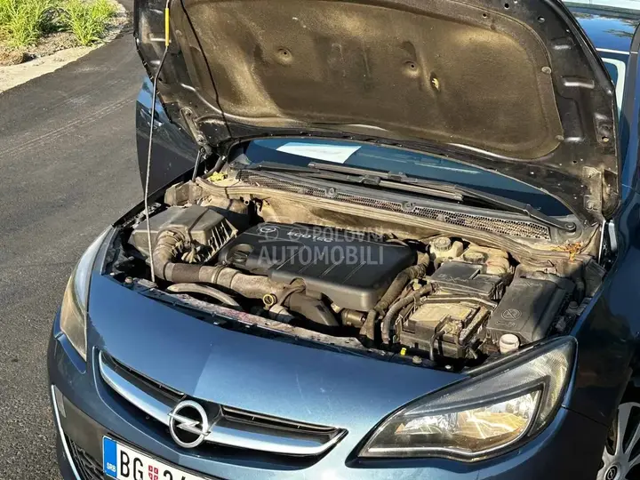 Opel Astra J 2012 photo 4