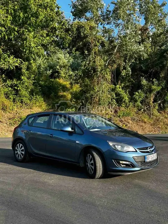 Opel Astra J 2012 photo 2
