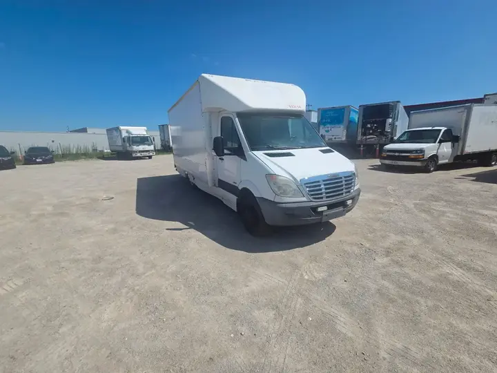 Mercedes-Benz Sprinter Van 2013 photo 2