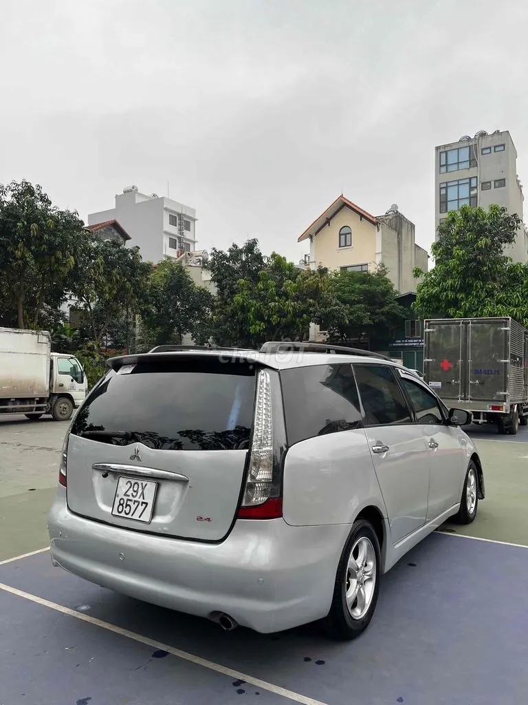 Mitsubishi Grandis 2005 photo 2