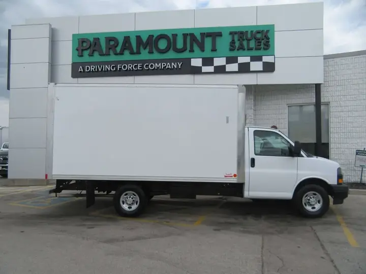 Chevrolet Express 3500 2025 photo 2
