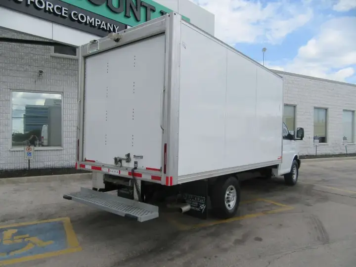 Chevrolet Express 3500 2025 photo 3