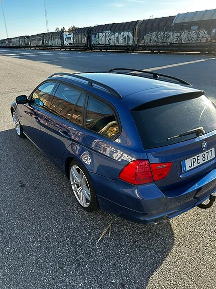 BMW 3 Series 2009 photo 2