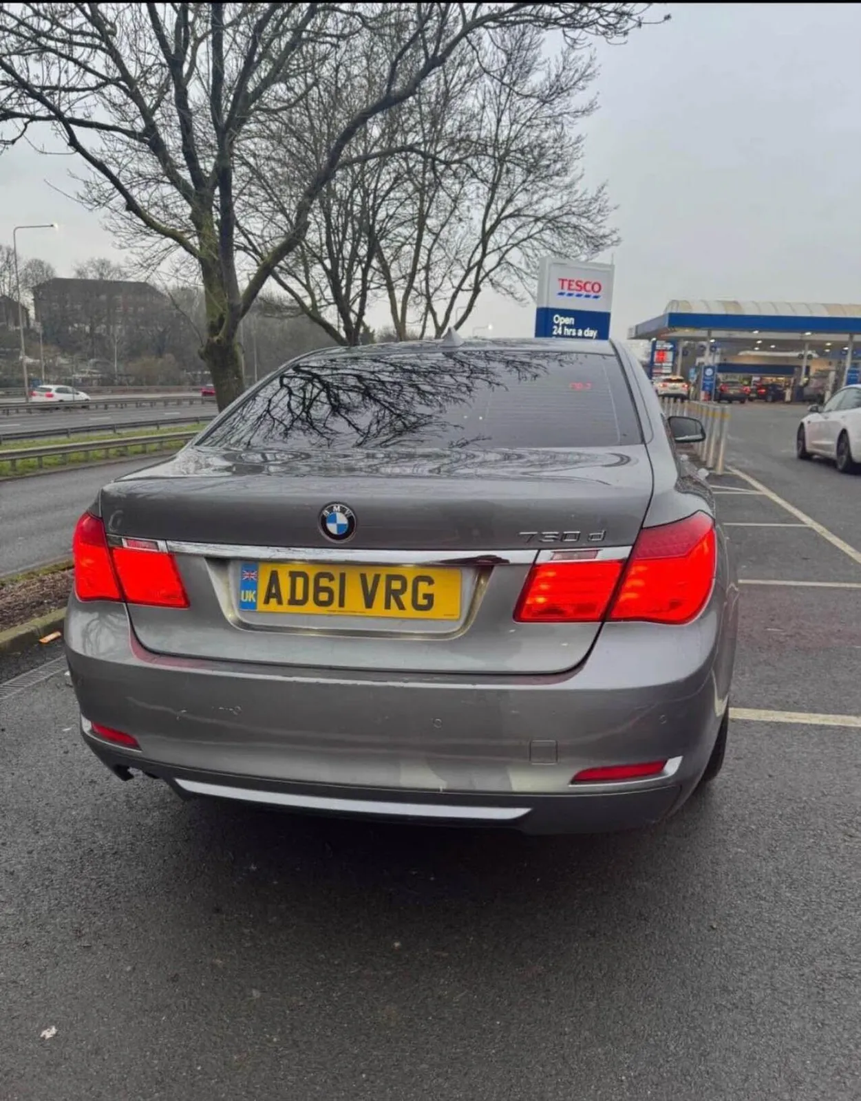 BMW 7 Series 2011 photo 2
