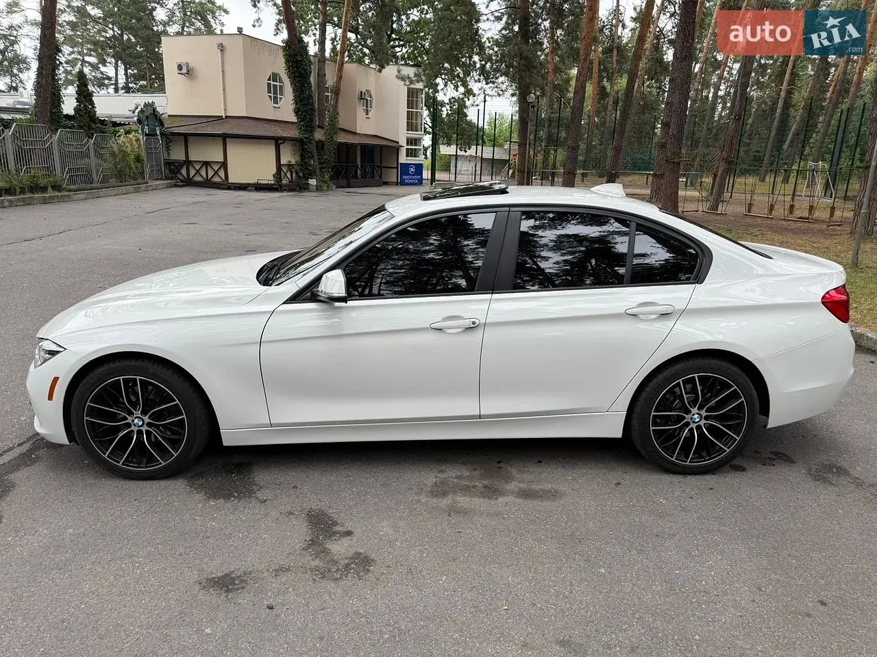 BMW 3 Series 2018 photo 3