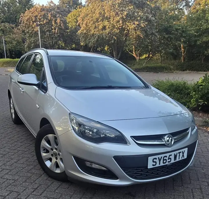 Vauxhall Astra 2015 photo 2