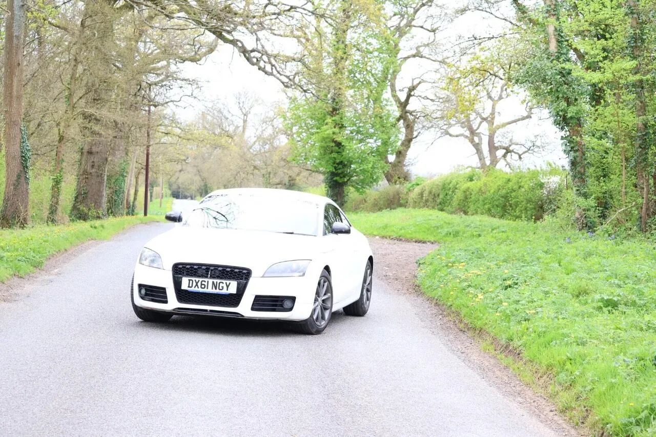 Audi Tt 2011 photo 2