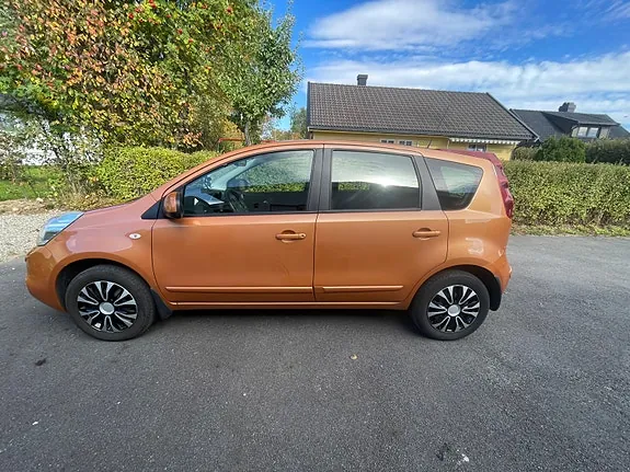 Nissan Note 2010 photo 2