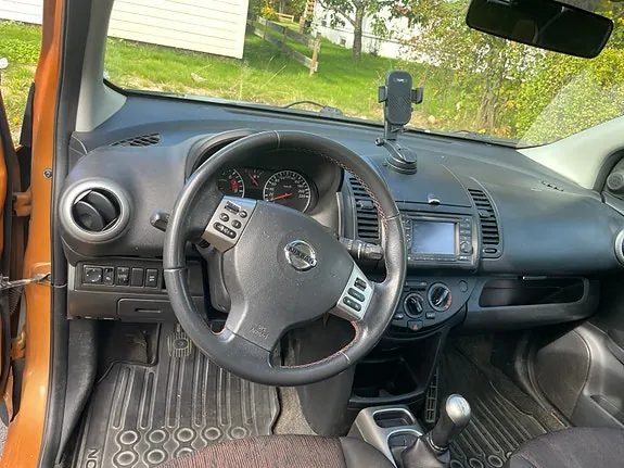 Nissan Note 2010 photo 5