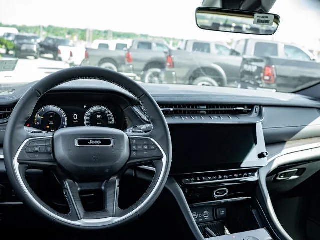 Jeep Grand Cherokee 2026 photo 3