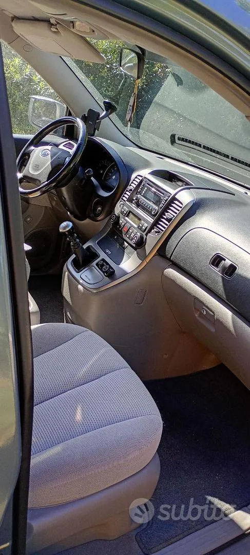 Kia Carnival 2009 photo 4