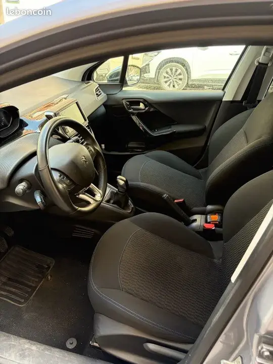 Peugeot 208 2019 photo 3