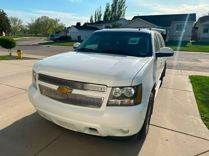 Chevrolet Suburban 2012 photo 2
