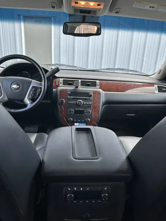 Chevrolet Suburban 2012 photo 3