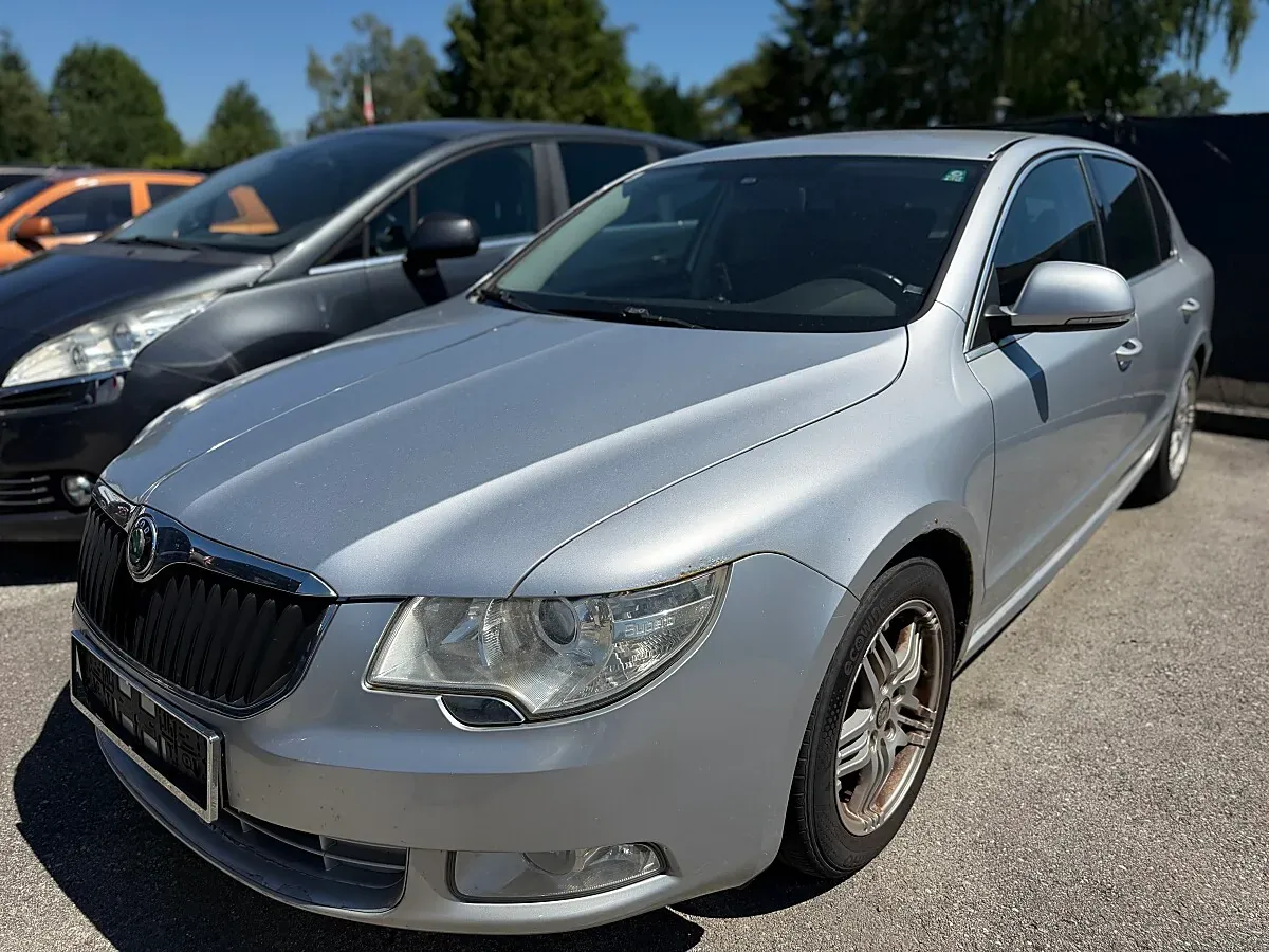 Skoda Superb 2010 photo 2