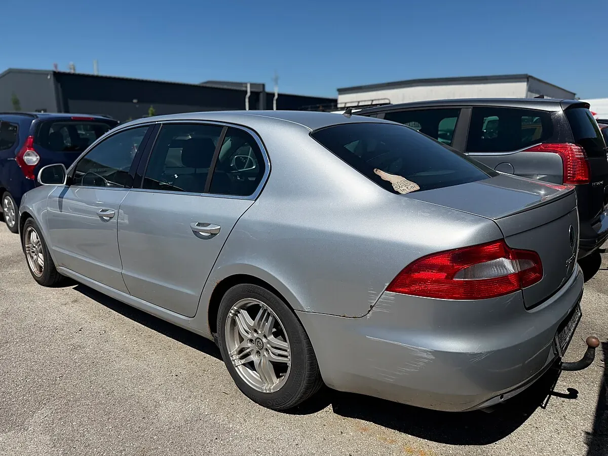 Skoda Superb 2010 photo 3