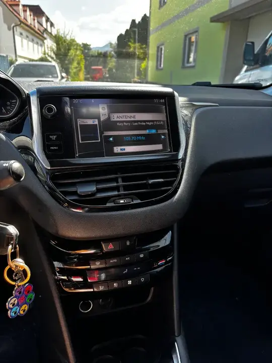 Peugeot 208 2012 photo 3