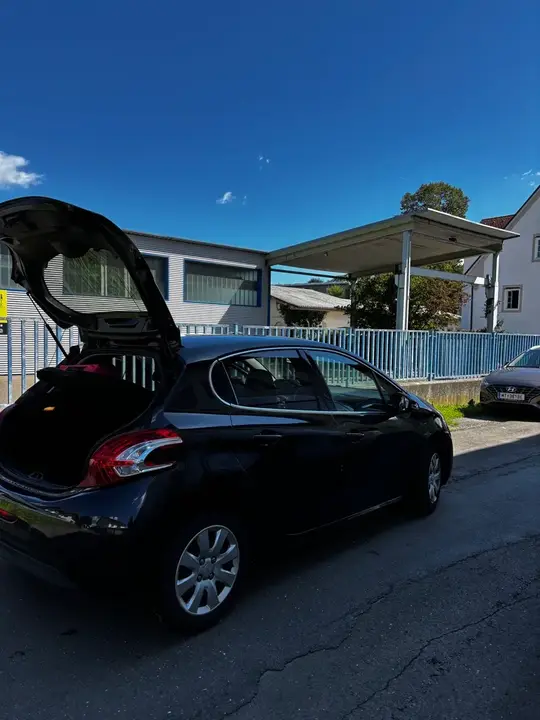 Peugeot 208 2012 photo 2