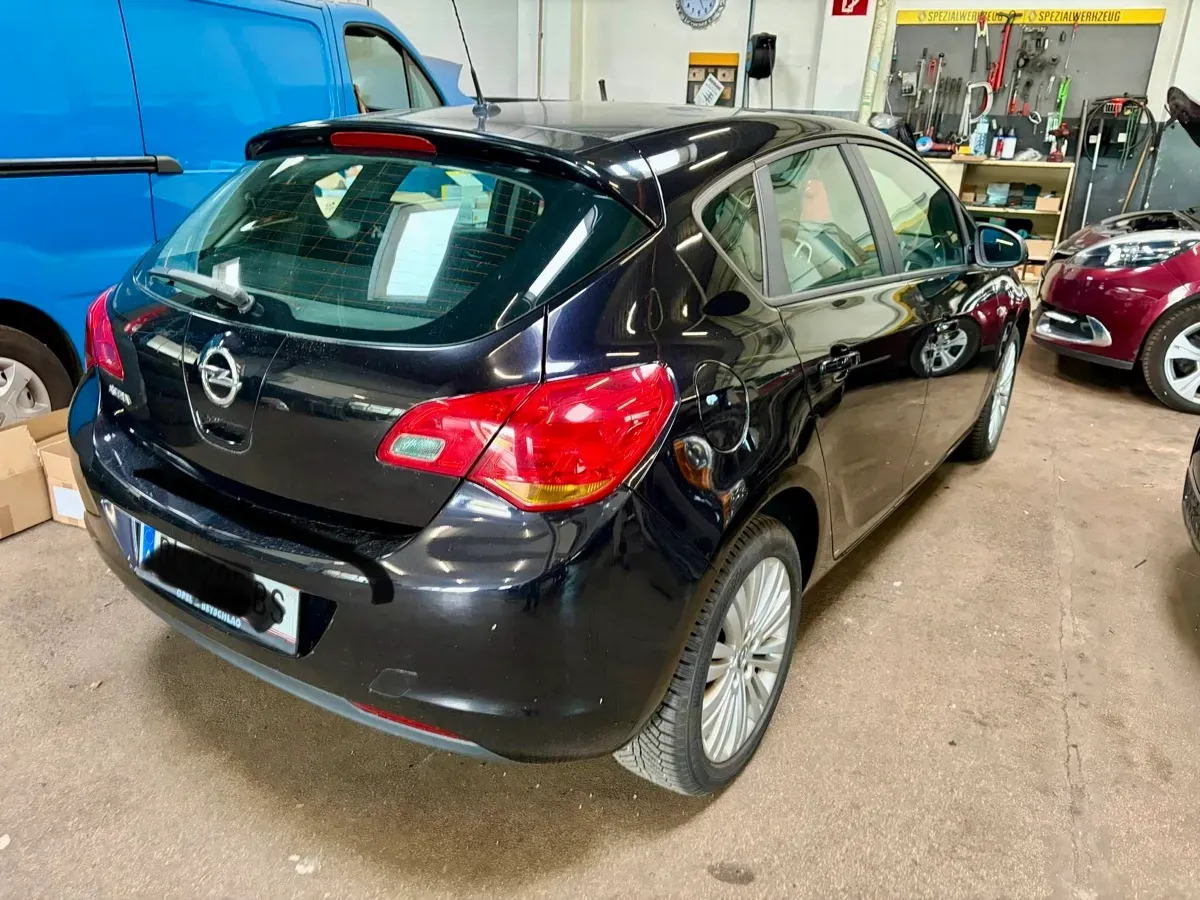 Opel Astra 2010 photo 3