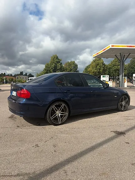 BMW 320D 2011 photo 2
