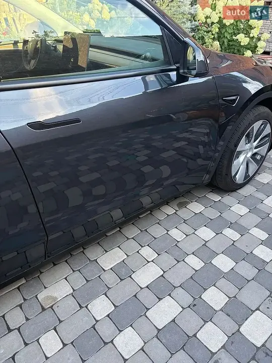 Tesla Model Y 2024 photo 2