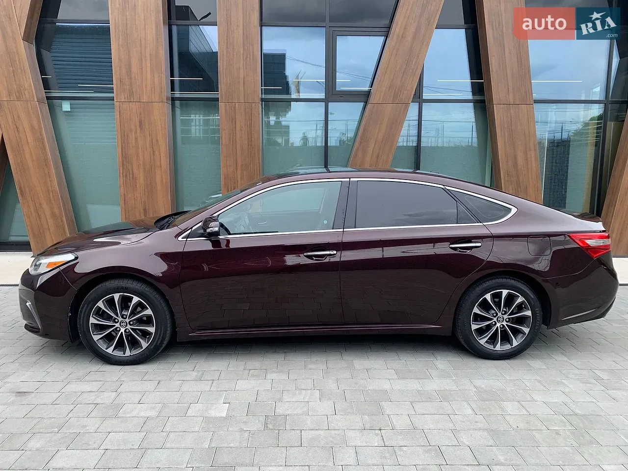 Toyota Avalon 2017 photo 2