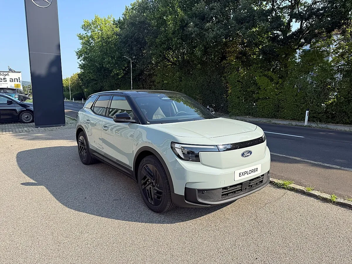 Ford Explorer photo 2